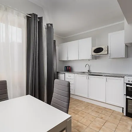 Apartment Sunny Flat W/ Balcony & Pool By Lovelystay *