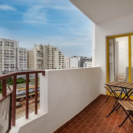 Apartment Sunny Flat W/ Balcony & Pool By Lovelystay